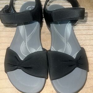 Clark’s women’s Sandals with Bow comfy size 9 shoes